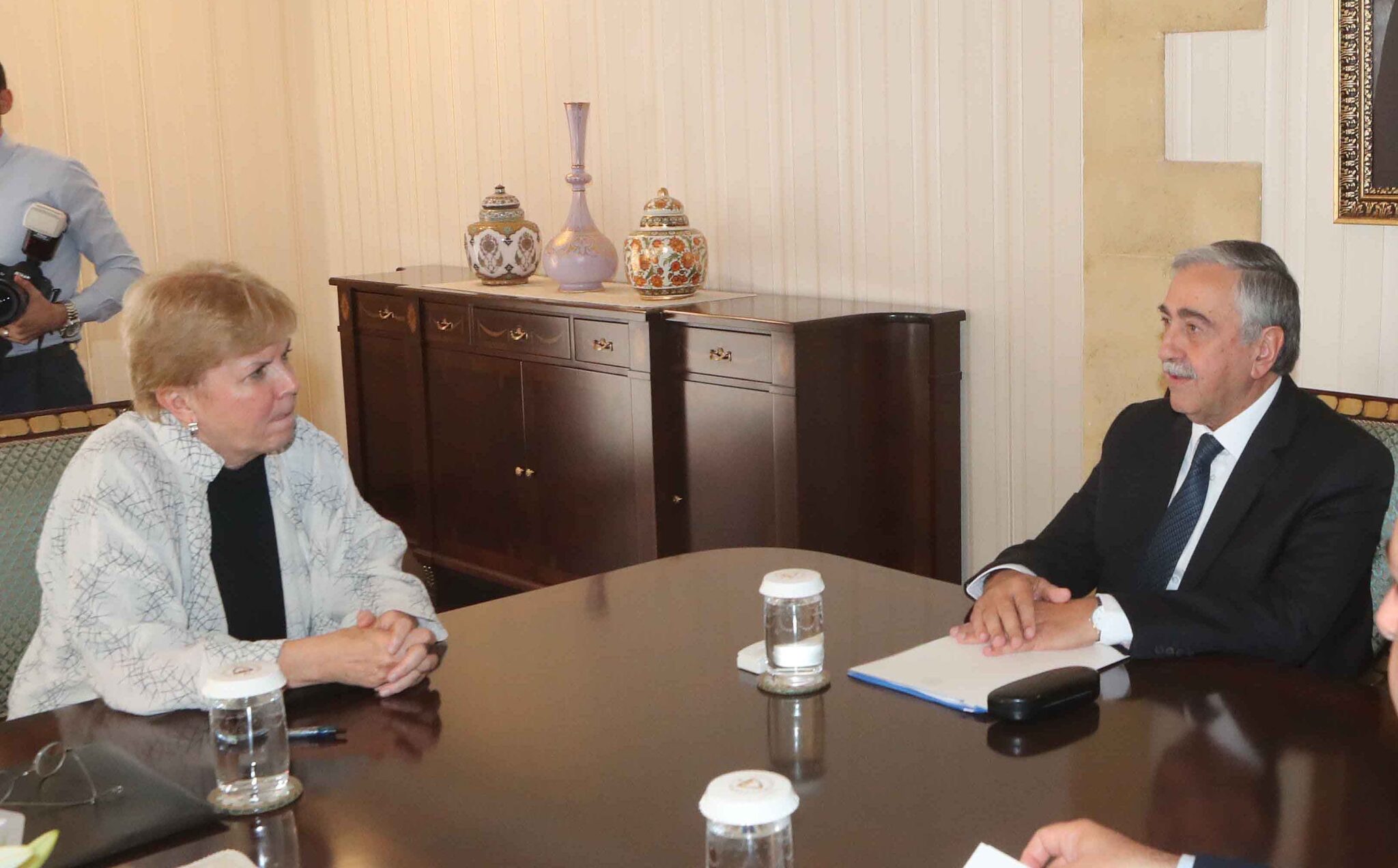 Με τον Ακιντζί συναντάται σήμερα η Τζέιν Χολ Λουτ