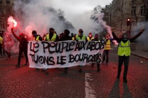 Η "οπισθοχώρηση" του Μακρόν και η "δικαίωση" των κίτρινων γιλέκων