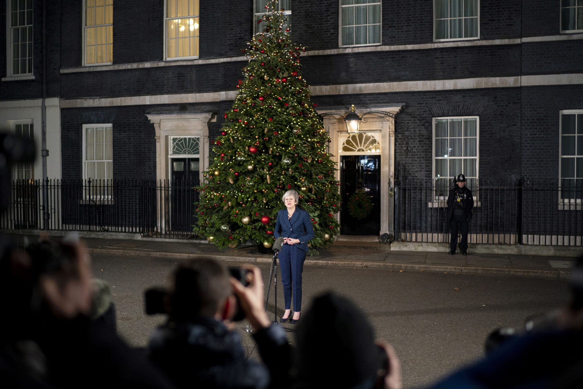 Το "εξευτελιστικό" 10λεπτο της Μέι στα πρωτοσέλιδα του βρετανικού τύπου