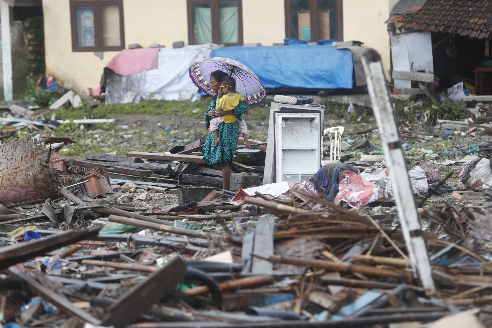 Η Ινδονησία μετρά τις πληγές της από το φονικό τσουνάμι (ΒΙΝΤΕΟ&ΦΩΤΟ)