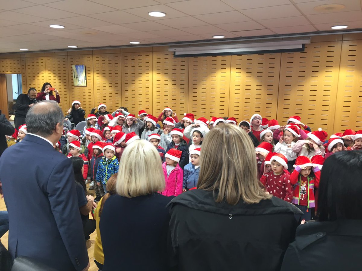 Παιδικά χαμόγελα και χριστουγεννιάτικες μελωδίες κατέκλυσαν τη Βουλή (ΒΙΝΤΕΟ)