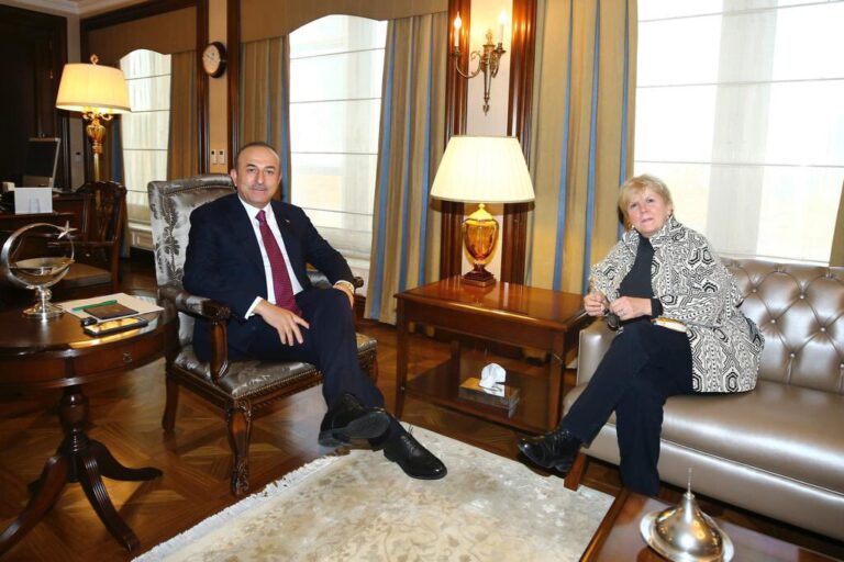 Τετ-α-τετ Μεβλούτ Τσαβούσογλου και Τζέιν Χολ Λούτ στην Άγκυρα (ΦΩΤΟ)