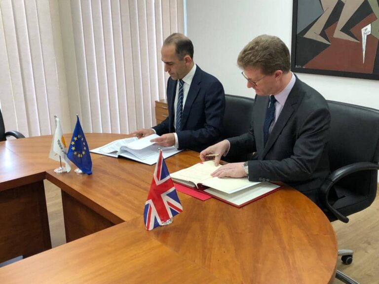Κύπρος, Bρετανία και Β. Ιρλανδία υπέγραψαν συμφωνία αποφυγής διπλής φορολογίας