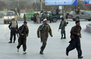 Ένοπλοι εισέβαλαν σε κυβερνητικό κτίριο στην Καμπούλ και έπιασαν ομήρους