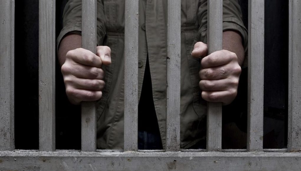 Έ&pi;&epsilon;&sigma;&epsilon; &omicron; &pi;έ&lambda;&epsilon;&kappa;&upsilon;&sigmaf;: 15 &chi;&rho;ό&nu;&iota;&alpha; &kappa;ά&theta;&epsilon;&iota;&rho;&xi;&eta; &sigma;&tau;&omicron;&nu; 35&chi;&rho;&omicron;&nu;&omicron; &gamma;&iota;&alpha; &tau;&eta;&nu; &alpha;&pi;ό&pi;&epsilon;&iota;&rho;&alpha; &phi;ό&nu;&omicron;&upsilon; &sigma;&epsilon; &phi;&alpha;&rho;&mu;&alpha;&kappa;&epsilon;ί&omicron; &sigma;&tau;&eta;&nu; &Pi;ά&phi;&omicron;