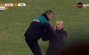 Έπεσε στα γόνατα και παρακαλούσε για έξι λεπτά καθυστερήσεις (ΒΙΝΤΕΟ)