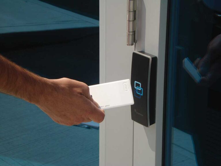 Κάρτες εισόδου στα σχολεία από τον Γενάρη (ΒΙΝΤΕΟ)