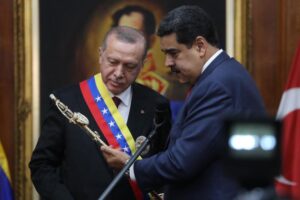 Ένα ολόχρυσο σπαθί ανεκτίμητης αξίας χάρισε ο Μαδούρο στον Ερντογάν