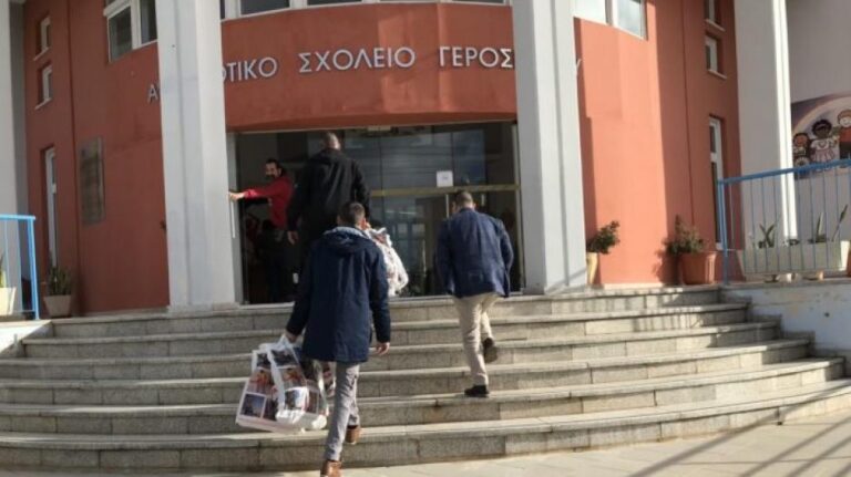 Κυβερνητική καταδίκη για τα δώρα του ΕΛΑΜ μόνο σε Ελληνόπουλα (ΒΙΝΤΕΟ)