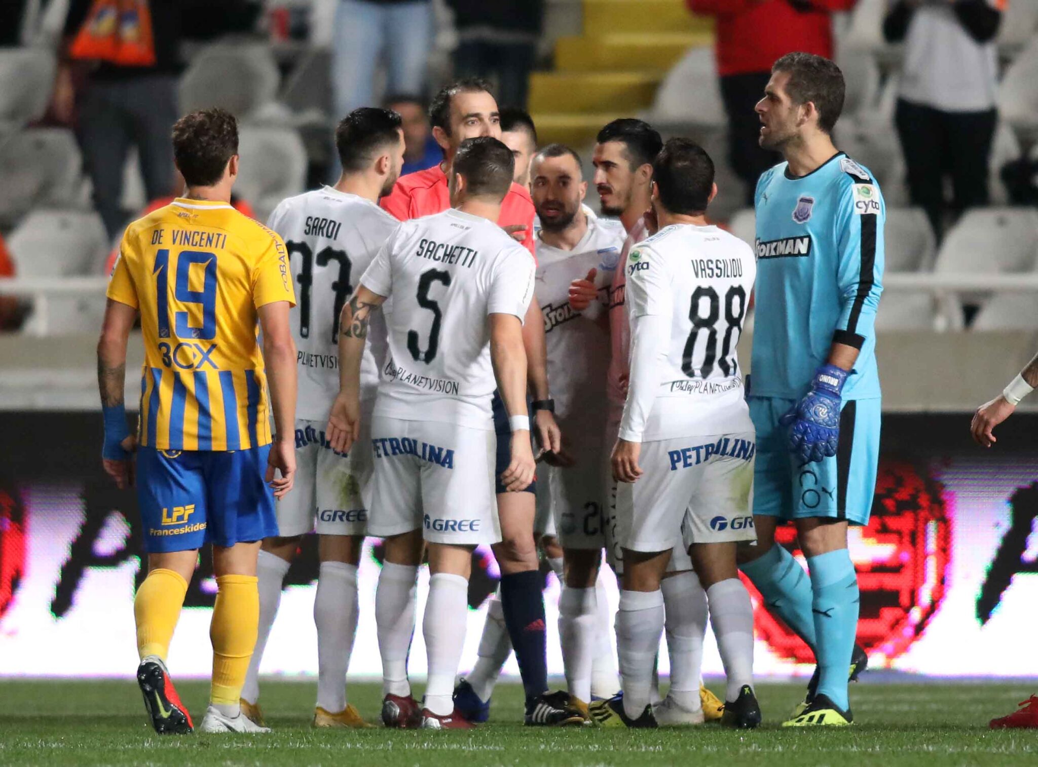 Ο ΑΠΟΕΛ περιμένει τον Κίρζη, ο Απόλλωνας καταγγέλλει Βασίλη