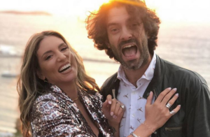 Αθηνά Οικονομάκου: Το φιλί στο στόμα στον άντρα της και τα γλυκά λόγια (ΦΩΤΟ)