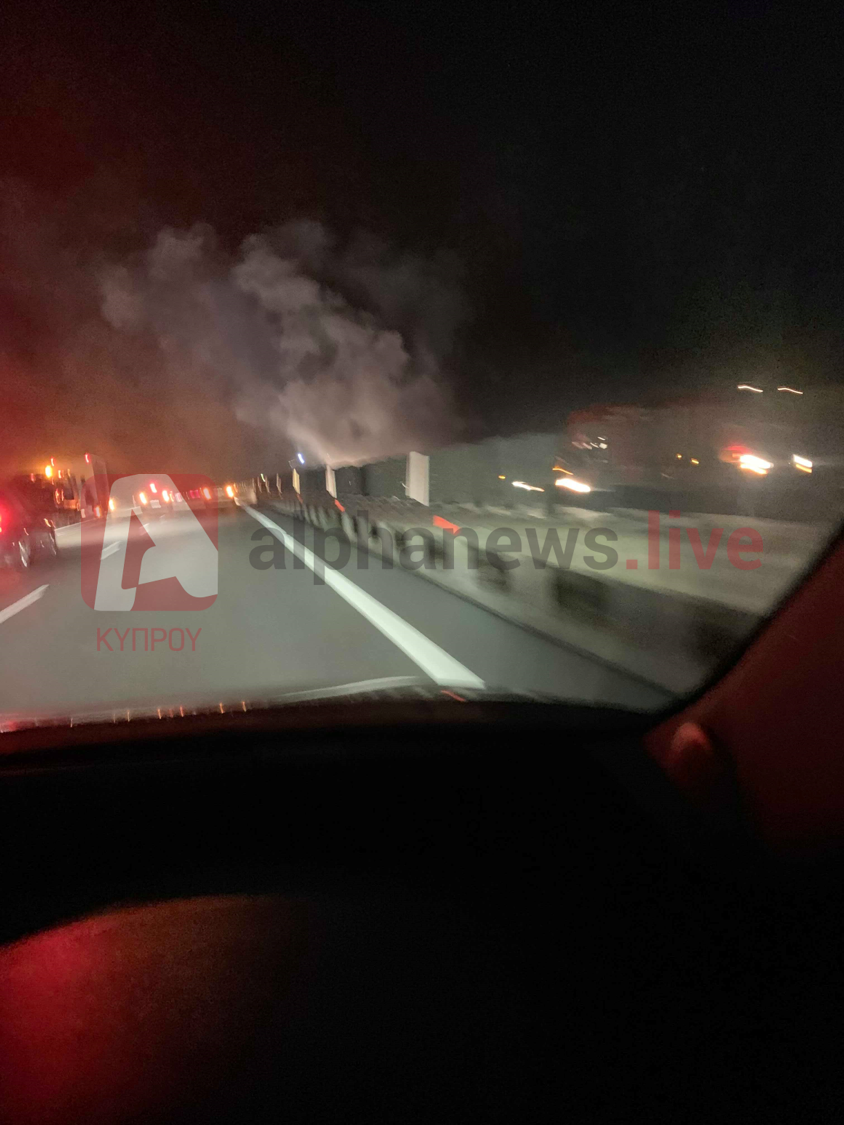 Φορτηγό τυλίχθηκε στις φλόγες ενώ βρισκόταν εν κινήσει (ΦΩΤΟ)