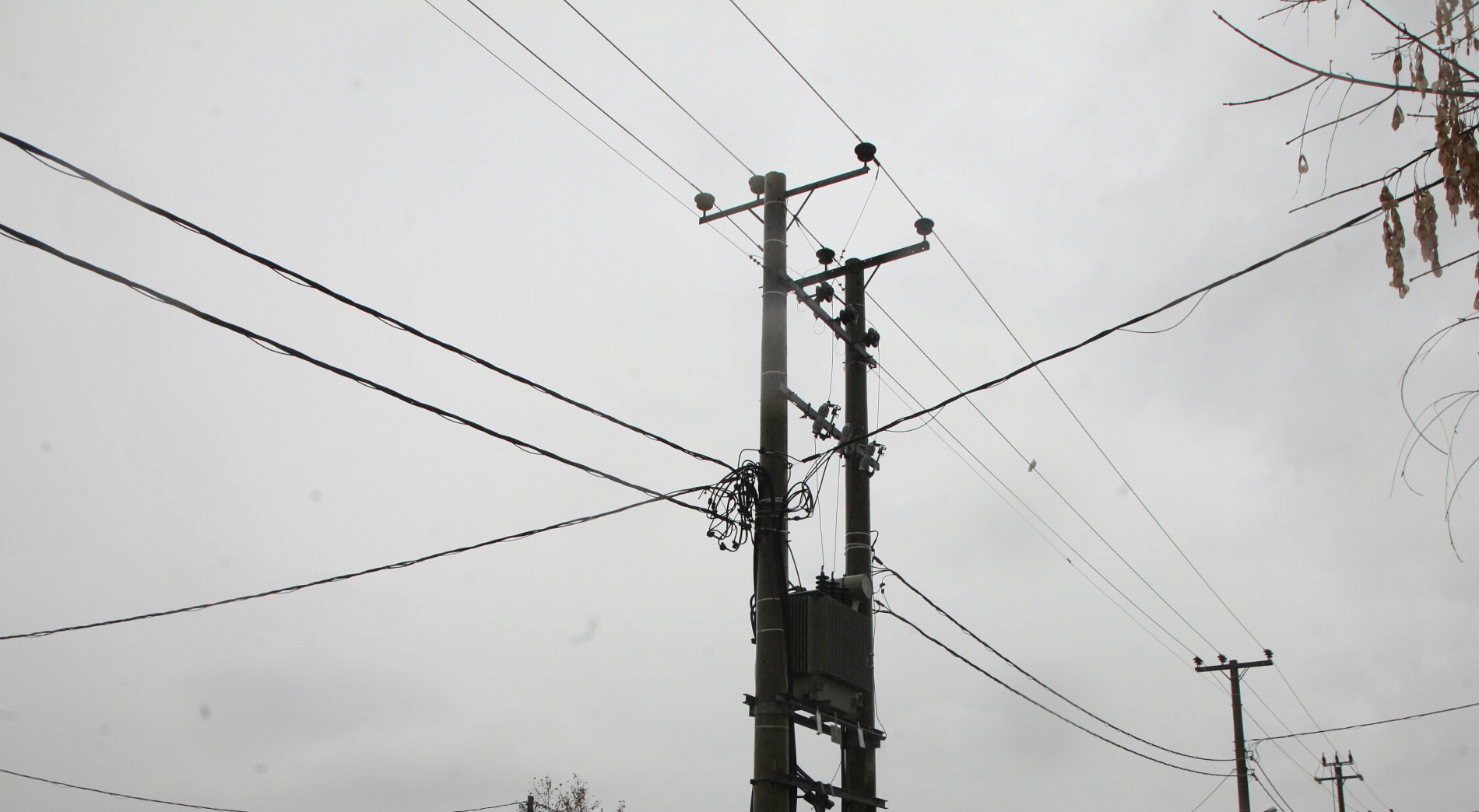 Χωρίς ρεύμα δεκάδες νοικοκυριά λόγω κακοκαιρίας στην Αθηαίνου