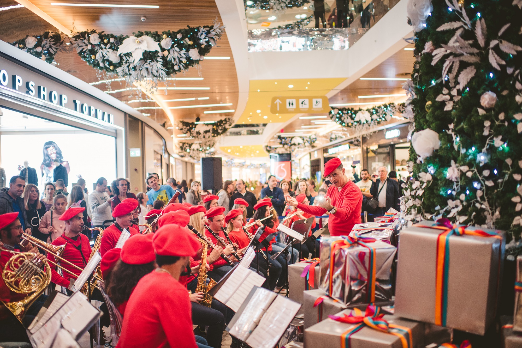 Incredible φωταγώγηση του χριστουγεννιάτικου δέντρου στο Nicosia Mall