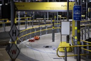 Άνδρας επιτέθηκε με μαχαίρι στο σιδηροδρομικό σταθμό του Μάντσεστερ (ΦΩΤΟ)