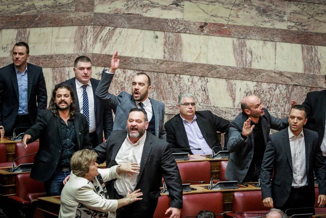"Όχι στην προδοσία" φώναξαν βουλευτές της Χρυσής Αυγής (ΒΙΝΤΕΟ&ΦΩΤΟ)