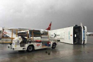 Ανεμοστρόβιλος "σήκωσε" λεωφορείο στο αεροδρόμιο της Αττάλειας (ΒΙΝΤΕΟ)