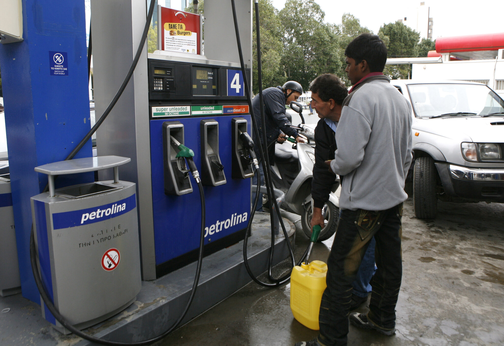 Νέα "βουτιά" στις τιμές πώλησης καυσίμων στα πρατήρια πετρελαιοειδών (ΒΙΝΤΕΟ)