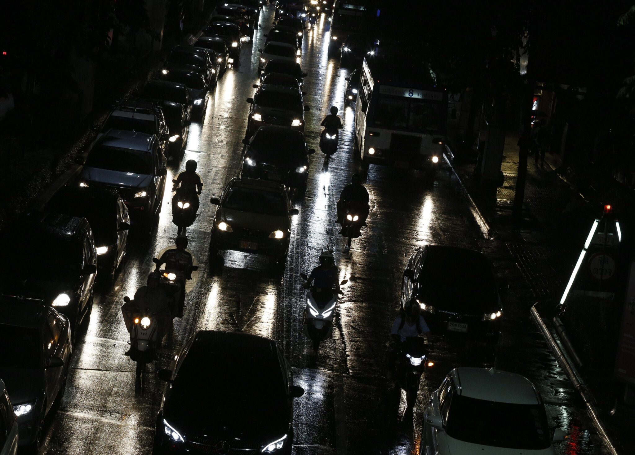 Γιατί στους δρόμους της Ταϊλάνδης πέθαναν 460 άνθρωποι σε 7 ημέρες