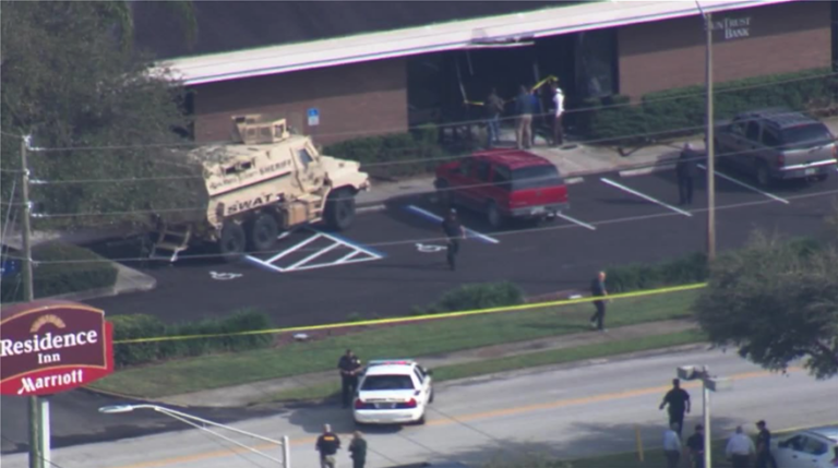 Ένοπλος άνοιξε πυρ σε κατάμεστο υποκατάστημα τράπεζας και ταμπουρώθηκε (ΒΙΝΤΕΟ)