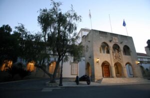 Γιατί δεν παρεμβαίνει ο Πρόεδρος στην κόντρα Εισαγγελέα-Ανωτάτου;