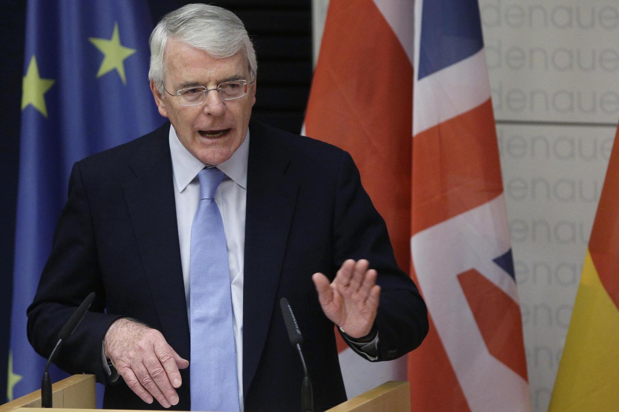 Μέιτζορ: Καλεί την Μέι να εγκαταλείψει τις κόκκινες γραμμές της για το Brexit