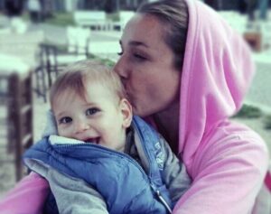 Είναι ένας γλύκας! Η Κάτια φωτογραφίζει τον μικρό Απόλλωνα στα χιόνια! (ΦΩΤΟ)