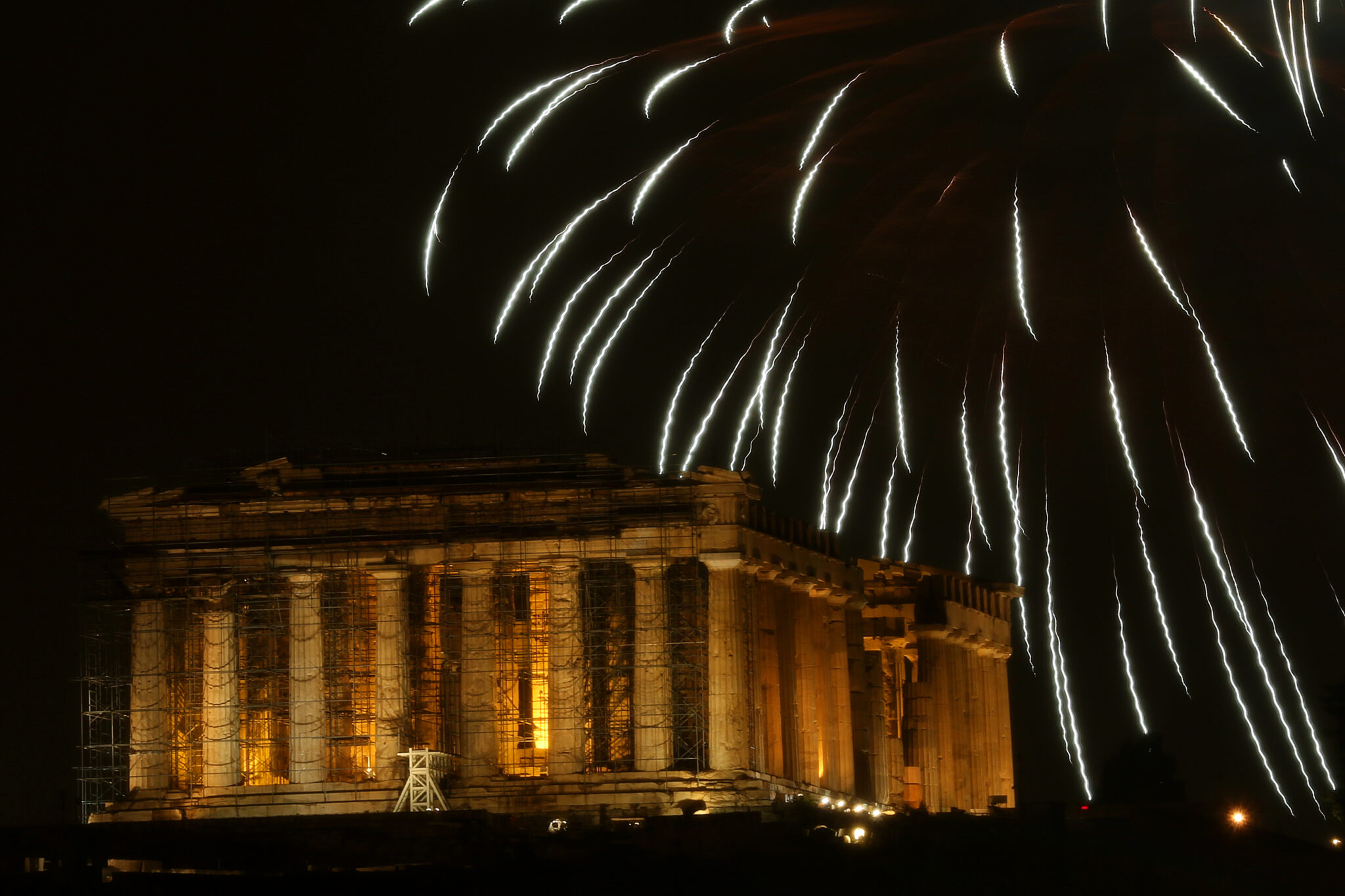 Βροχή πυροτεχνημάτων πάνω από την Ακρόπολη (ΦΩΤΟ)