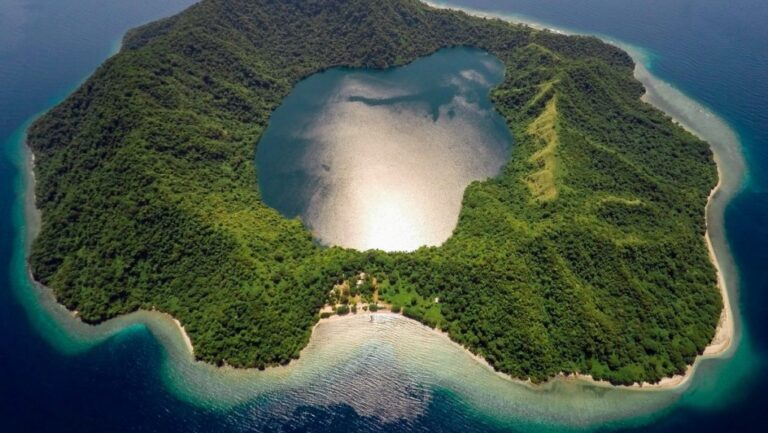 Στους ρυθμούς του εγκέλαδου "χορεύει" νησί της Ινδονησίας