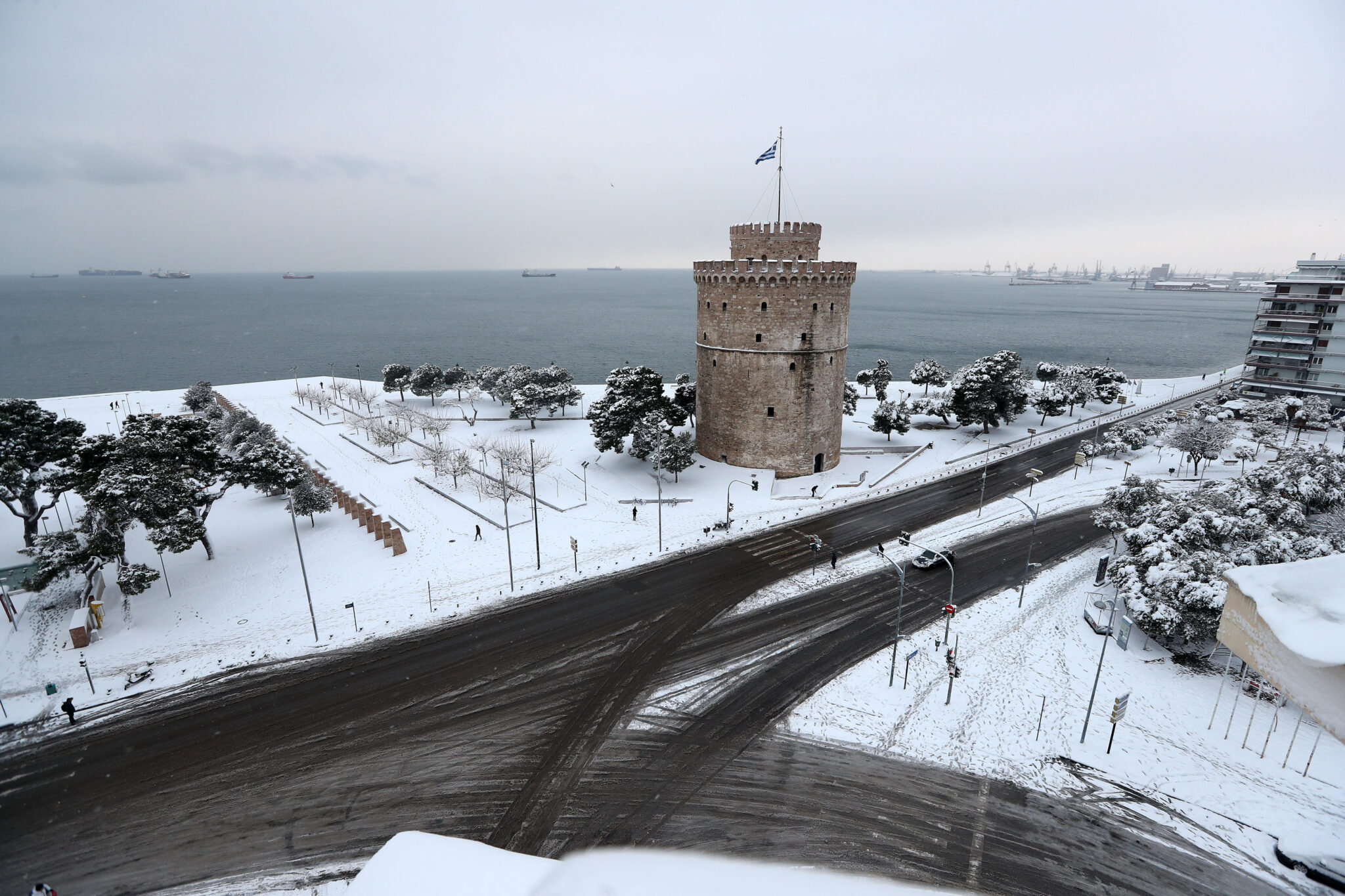 Εντυπωσιακές εικόνες από την κατάλευκη Θεσσαλονίκη (ΦΩΤΟ)