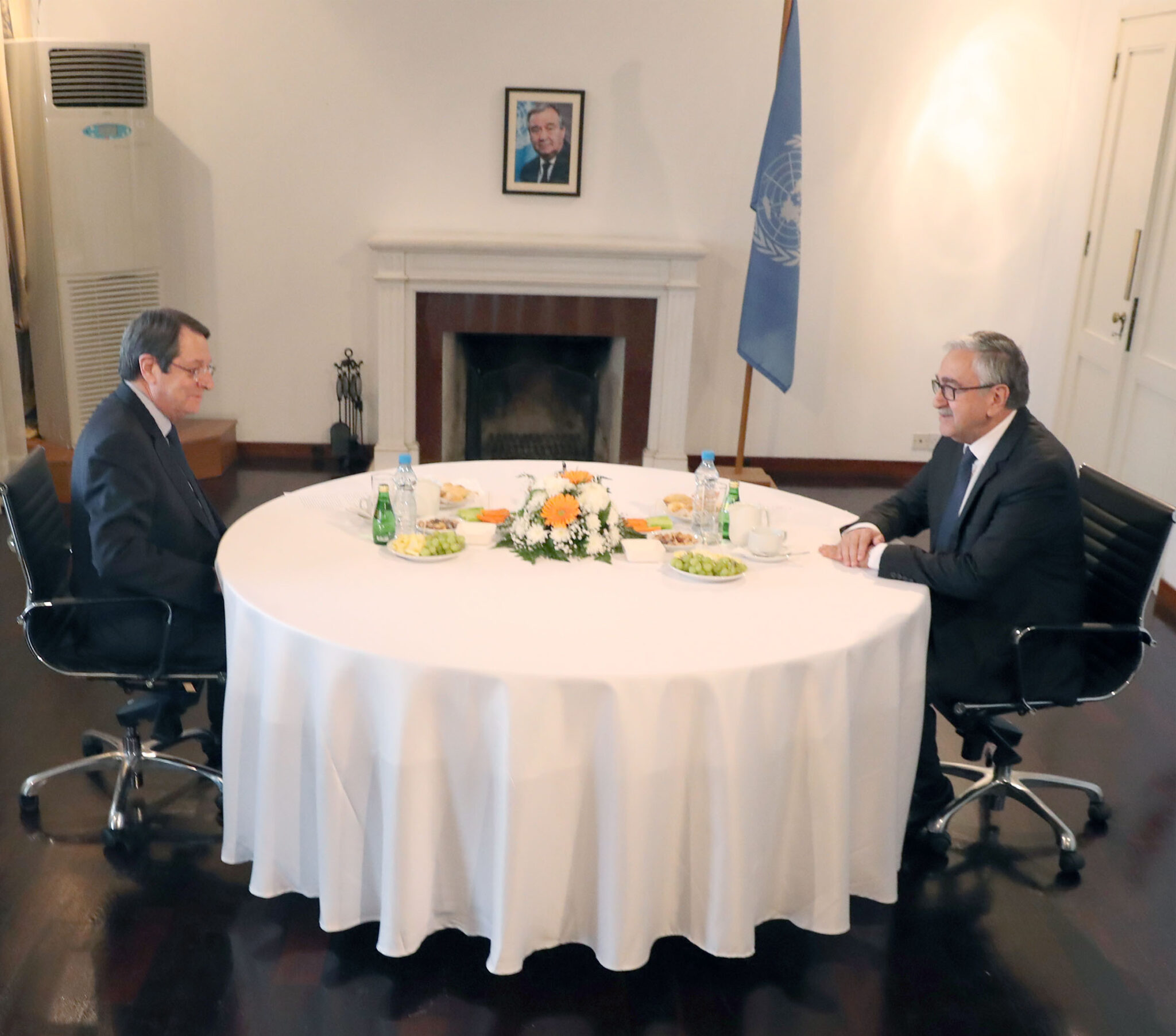 Το κρίσιμο τετ-α-τετ Νίκου Αναστασιάδη και Μουσταφά Ακιντζί (ΒΙΝΤΕΟ&ΦΩΤΟ)