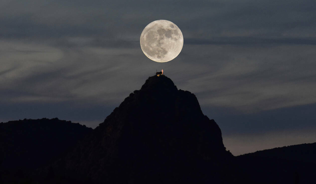 Μοναδικές εικόνες από την δεύτερη υπερπανσέληνο του 2019 (ΒΙΝΤΕΟ&ΦΩΤΟ)