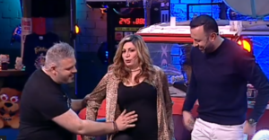 Τί τρέχει; Με φουσκωμένη κοιλιά η… Αρτεμίου στο "Λούης Night Show"(ΒΙΝΤΕΟ)