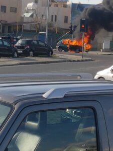 Όχημα στη Λεμεσό "άρπαξε" φωτιά εν κινήσει