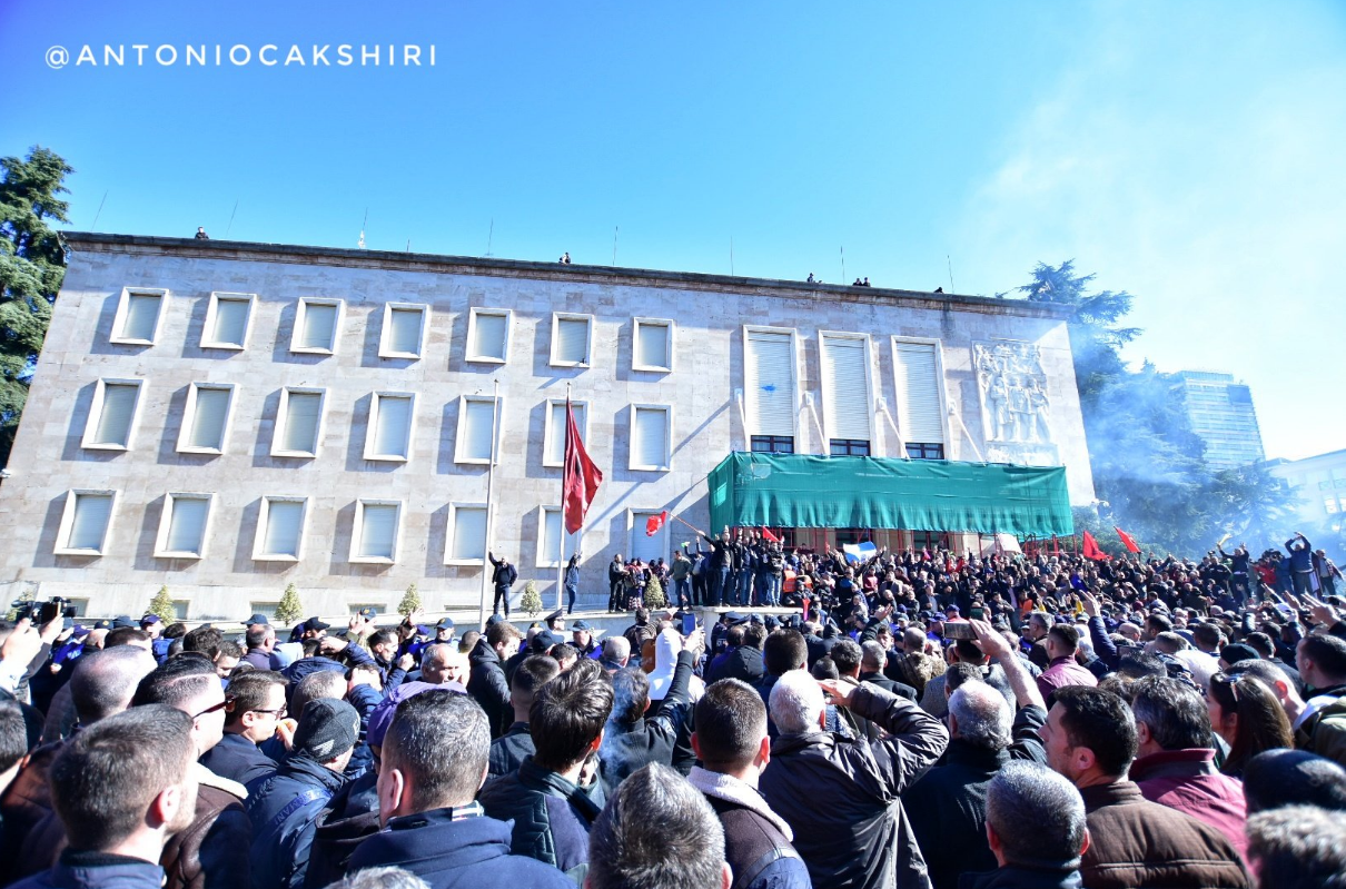 Σοβαρά επεισόδια σε διαδήλωση στα Τίρανα (ΒΙΝΤΕΟ)