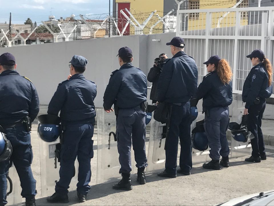 &Upsilon;&pi;ό&theta;&epsilon;&sigma;&eta; &tau;&rho;&omicron;&mu;&omicron;&kappa;&rho;&alpha;&tau;ί&alpha;&sigmaf;: &Epsilon;&lambda;&epsilon;ύ&theta;&epsilon;&rho;&omicron;&sigmaf; &omicron; έ&nu;&alpha;&sigmaf; &epsilon;&kappa; &tau;&omega;&nu; &tau;&rho;&iota;ώ&nu;, &omicron;&iota; ό&rho;&omicron;&iota; &pi;&omicron;&upsilon; &tau;&omicron;&upsilon; &epsilon;&pi;&iota;&beta;&lambda;ή&theta;&eta;&kappa;&alpha;&nu; &kappa;&alpha;&iota; &tau;&omicron; &sigma;&kappa;&epsilon;&pi;&tau;&iota;&kappa;ό &tau;&omicron;&upsilon; &delta;&iota;&kappa;&alpha;&sigma;&tau;&eta;&rho;ί&omicron;&upsilon;