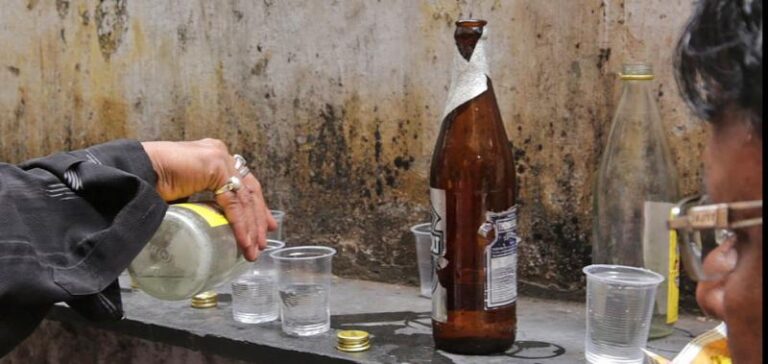 Ενενήντα εννέα άτομα έχασαν τη ζωή τους λόγω…αλκοολούχου ποτού (ΦΩΤΟ)