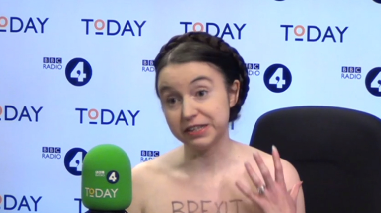 Οικονομολόγος έδωσε συνέντευξη για το Brexit … γυμνή