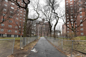 Σκότωσε τη μητέρα του, την έκαψε και τη…φύλαξε στην κρεβατοκάμαρα του