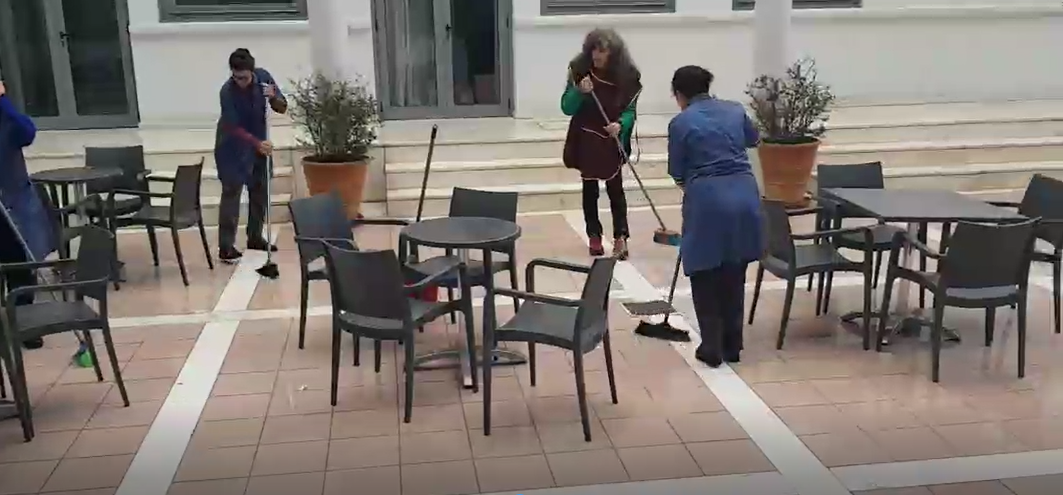 Έπιασαν ξανά τις…σκούπες στη Βουλή (ΒΙΝΤΕΟ)