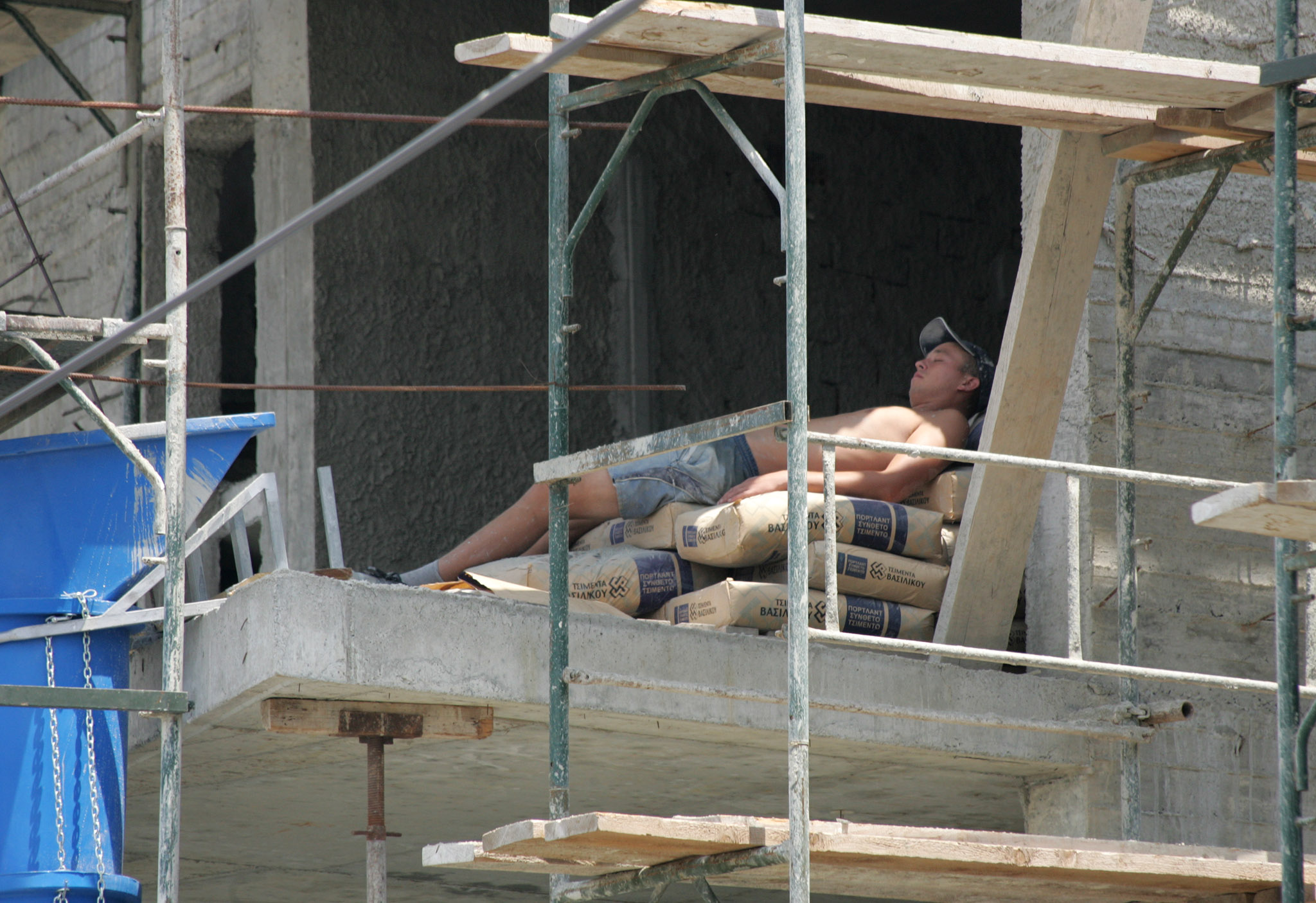 Οι οικοδόμοι αφήνουν για 24 ώρες τα μυστριά τους (ΒΙΝΤΕΟ)