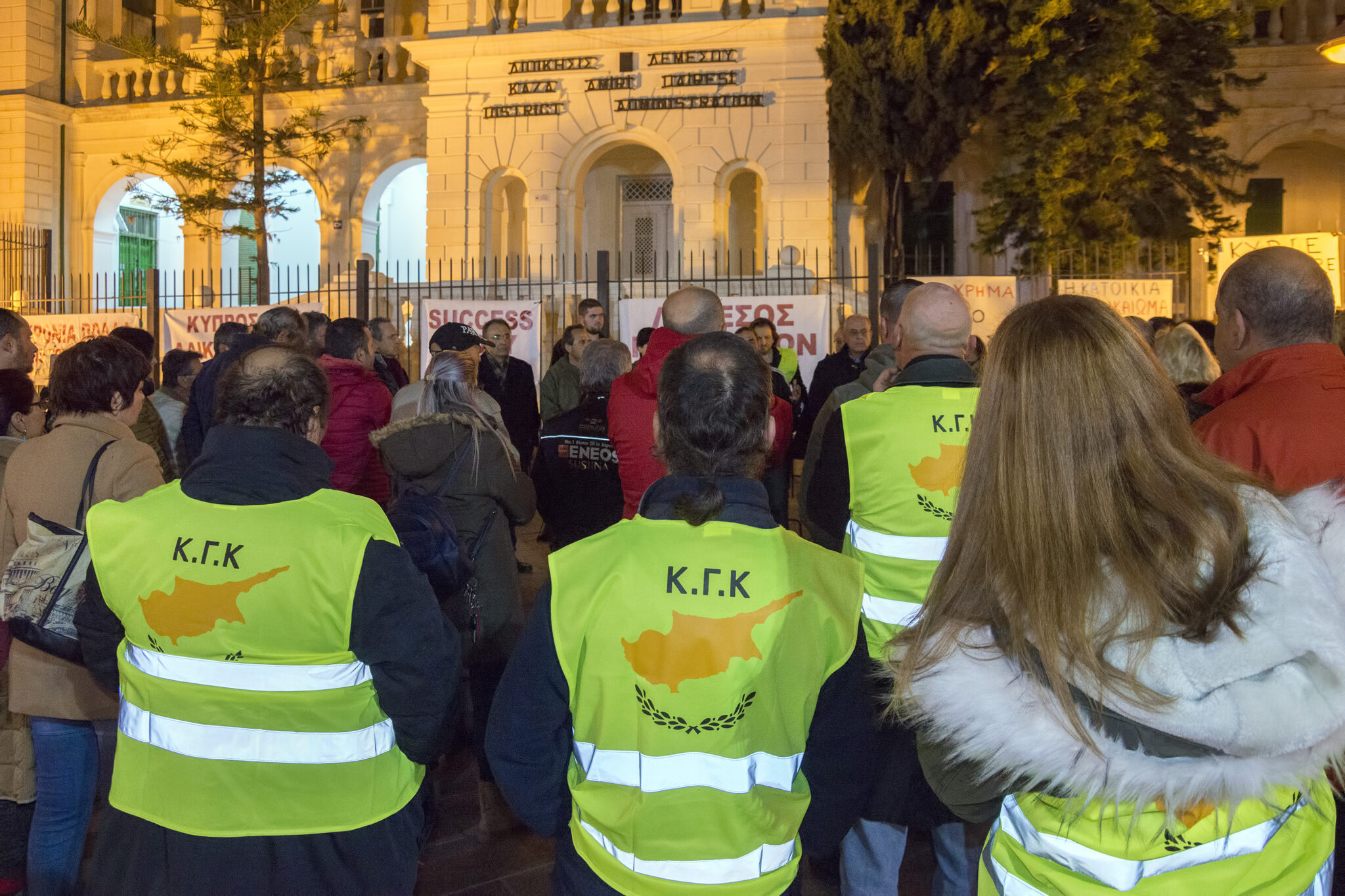 Στη διαμαρτυρία για τα υψηλά ενοίκια τα "Κίτρινα Γιλέκα" της Κύπρου (ΦΩΤΟ)