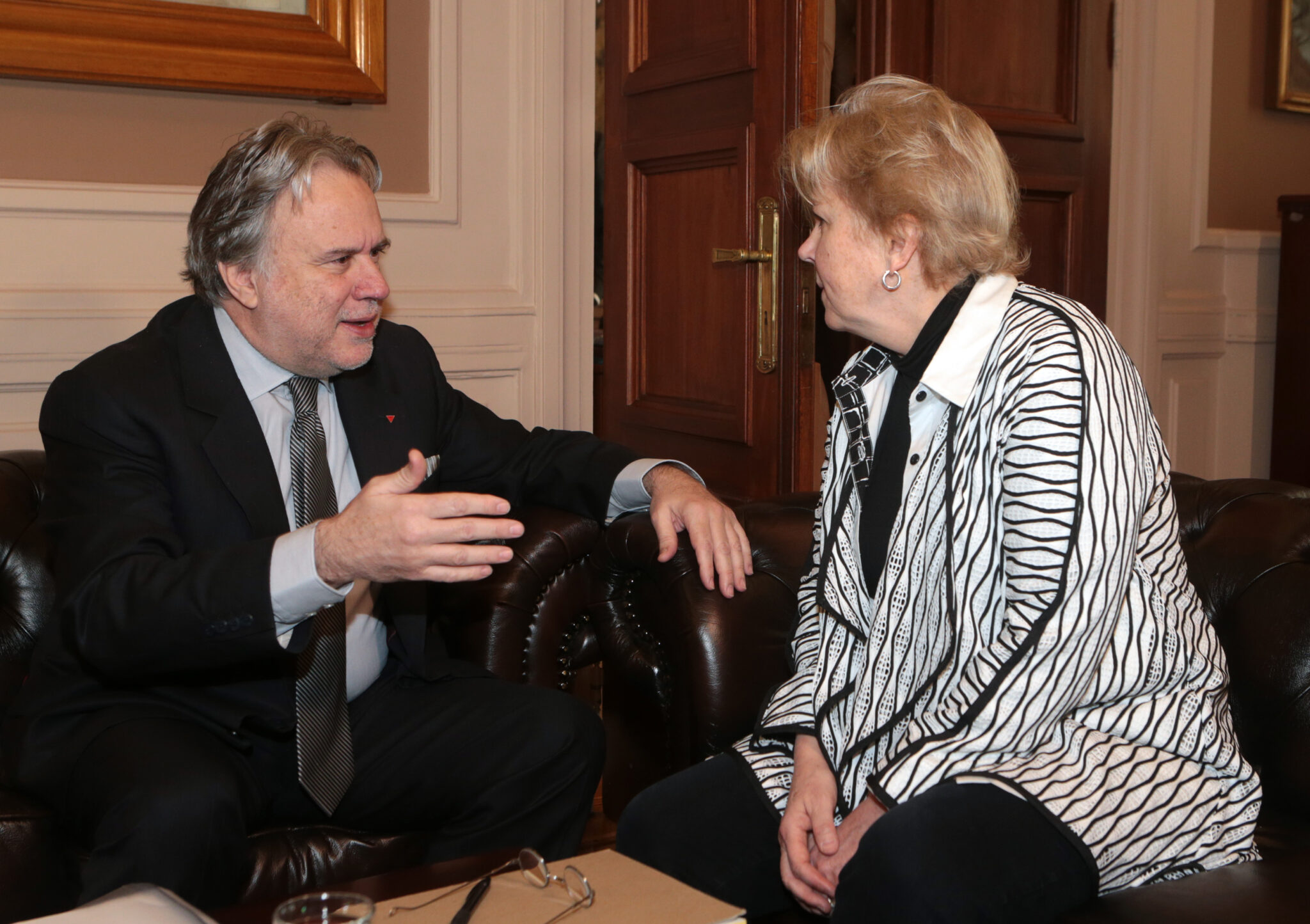 Έθεσε θέμα παραβιάσεων στα Στροβίλια ο Έλληνας ΥΠΕΞ στη Τζέιν Χολ Λουτ (ΦΩΤΟ)