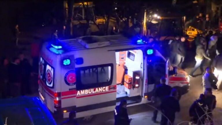 Τραγωδία με 13 νεκρούς από ανατροπή λεωφορείου στη Βόρεια Μακεδονία