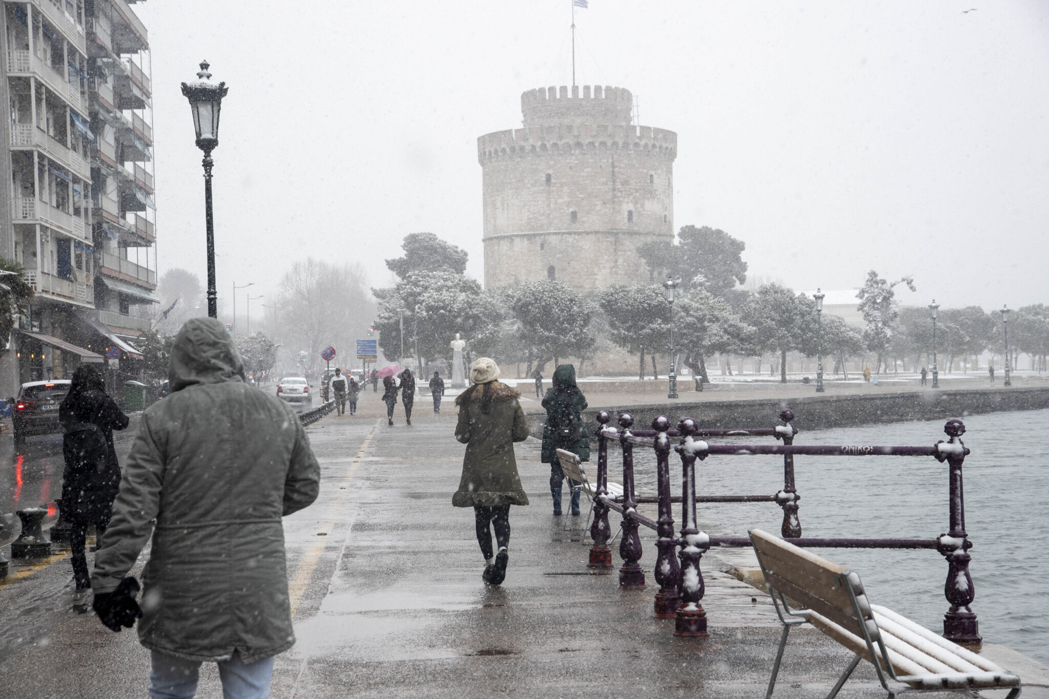 Ξανά στα λευκά ο Λευκός Πύργος (ΦΩΤΟ)