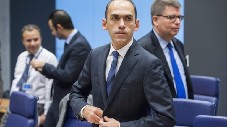 Χάρης στο Bloomberg: Να σταματήσουμε το ρολόι του Brexit (BINTEO)