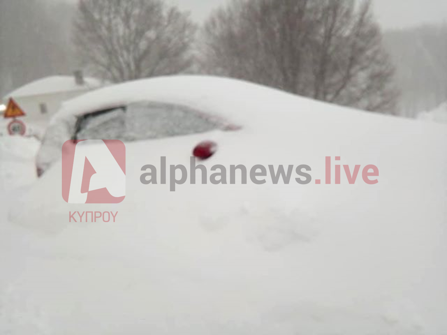 Δραματικές ώρες για οικογένεια με βρέφος που εγκλωβίστηκε στα χιόνια (ΦΩΤΟ)