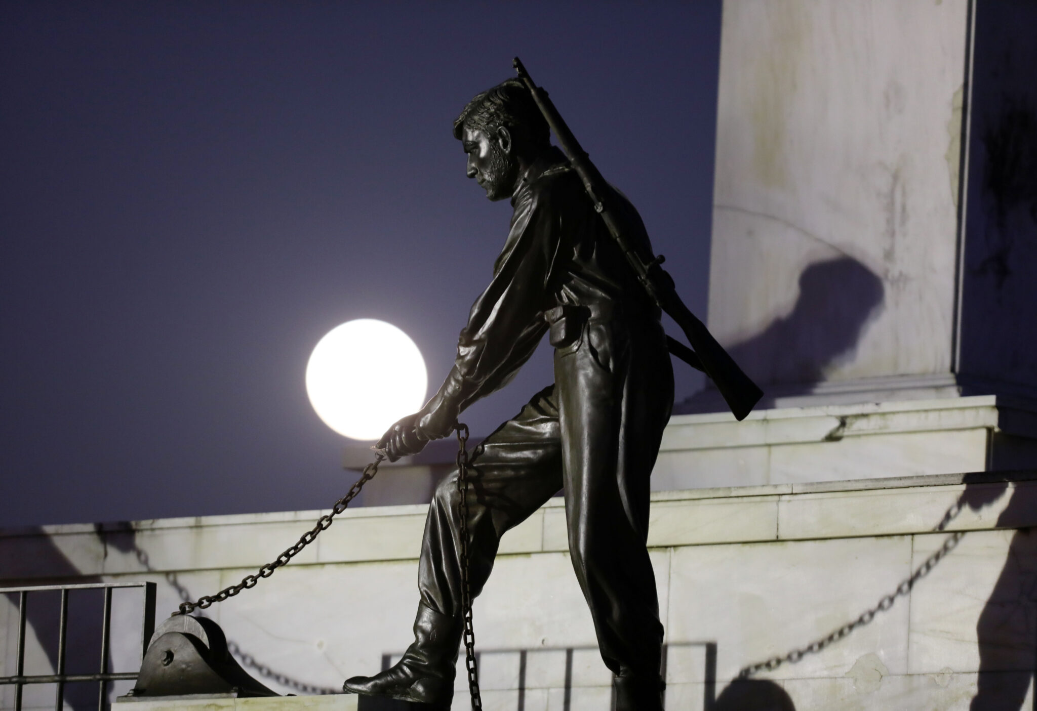 Μαγευτικές εικόνες από την υπερπανσέληνο στη Λευκωσία (ΦΩΤΟ)