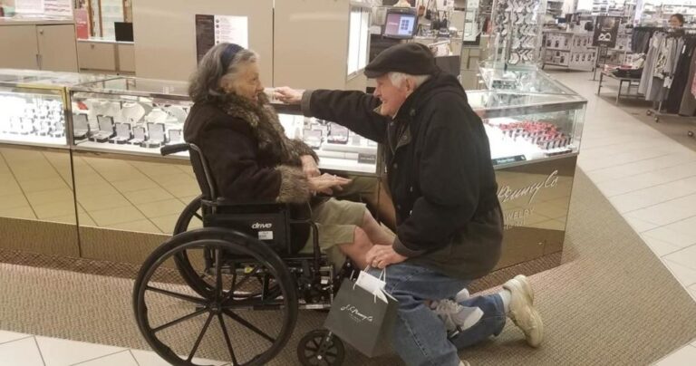 89χρονος κάνει πρόταση γάμου στη γυναίκα του για δεύτερη φορά (ΒΙΝΤΕΟ&ΦΩΤΟ)