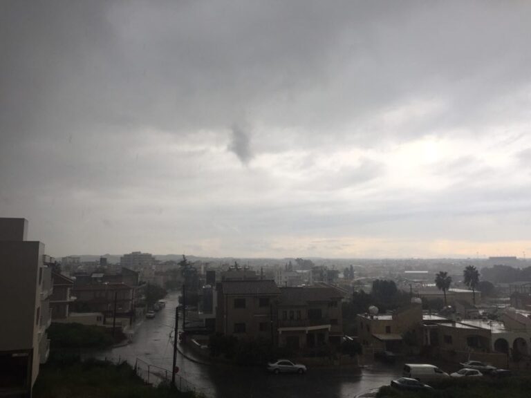 Σκόνη, βροχές και πτώση της θερμοκρασίας στο "μενού" του καιρού